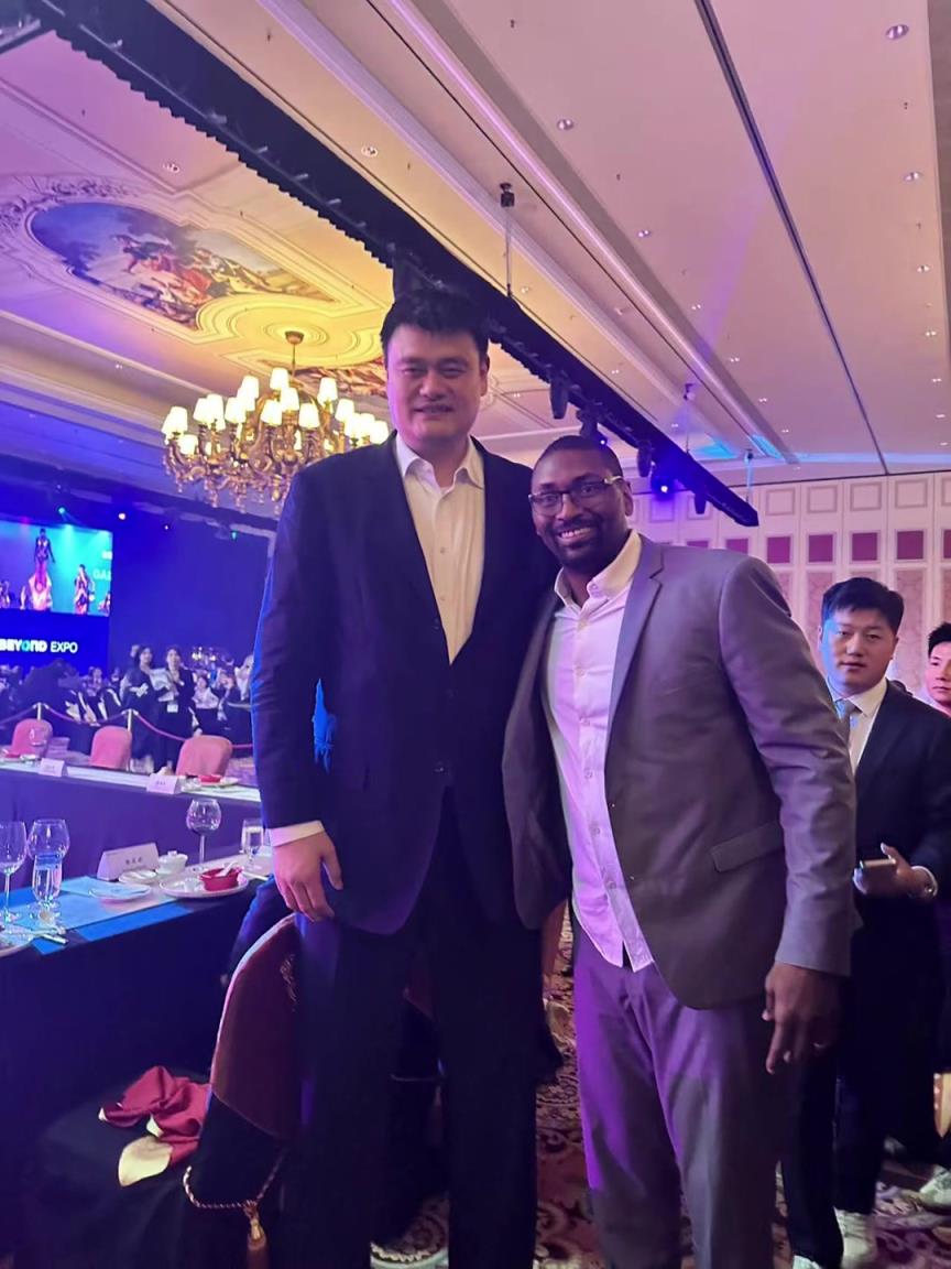 阿泰斯特曬與姚明合照：這是我最喜歡的隊(duì)友 姚??！
