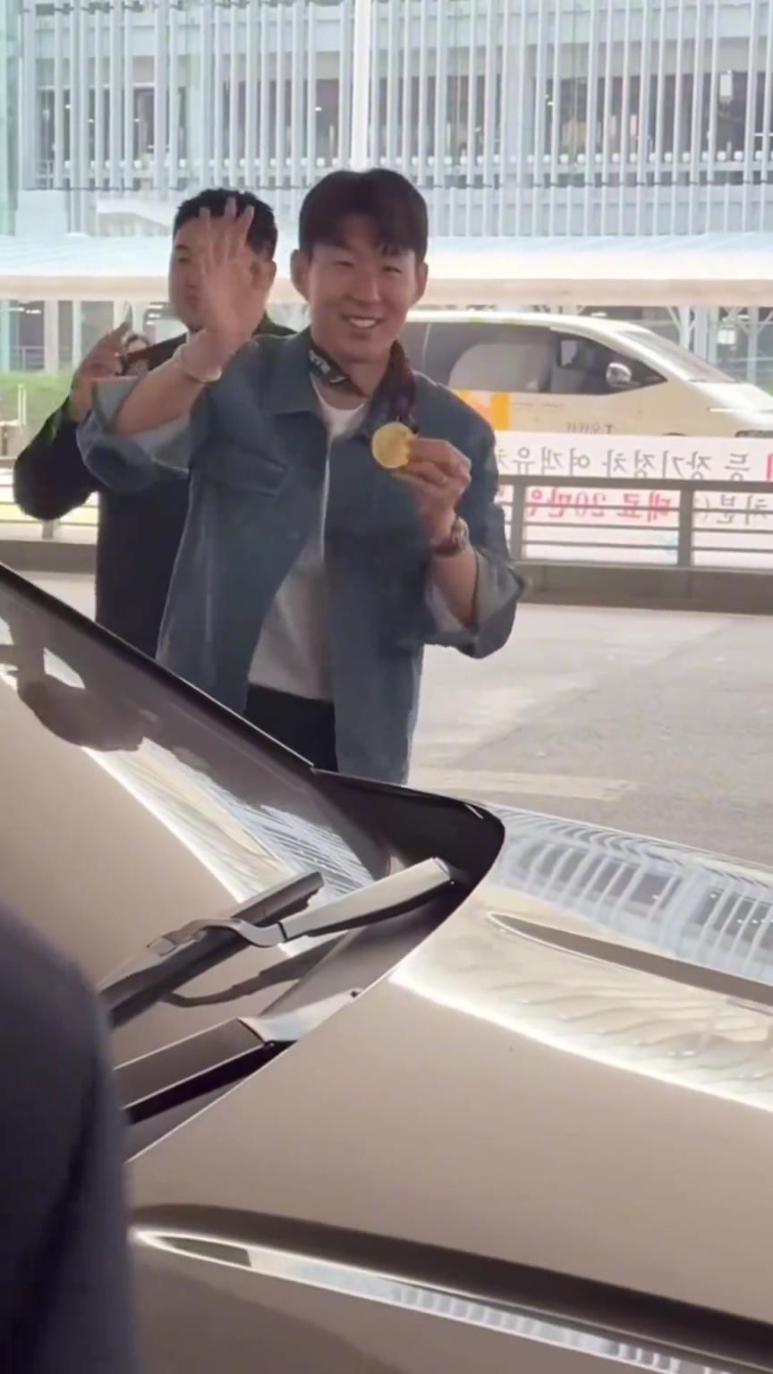 衣錦還鄉(xiāng)！孫興慜返回韓國(guó)，眾多女球迷讓其把歐聯(lián)獎(jiǎng)牌戴上