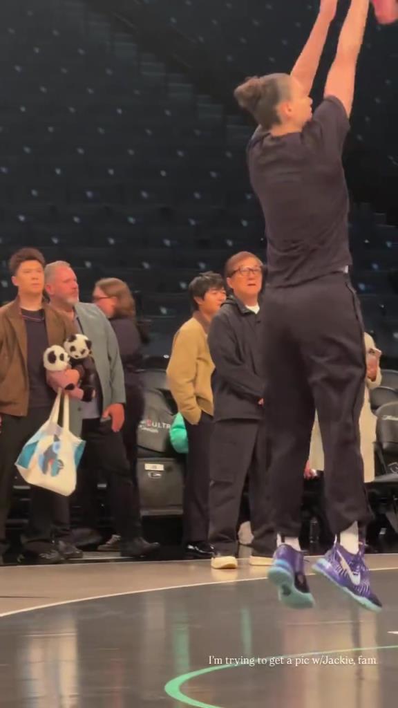 71歲成龍現(xiàn)身巴克萊中心看女籃比賽：她們投籃怎么那么準(zhǔn)！??！