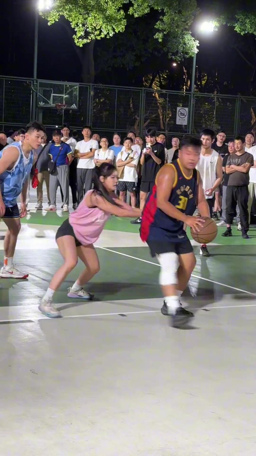 這哥們看見防自己的是女生，一個(gè)勁背打，球也不傳了